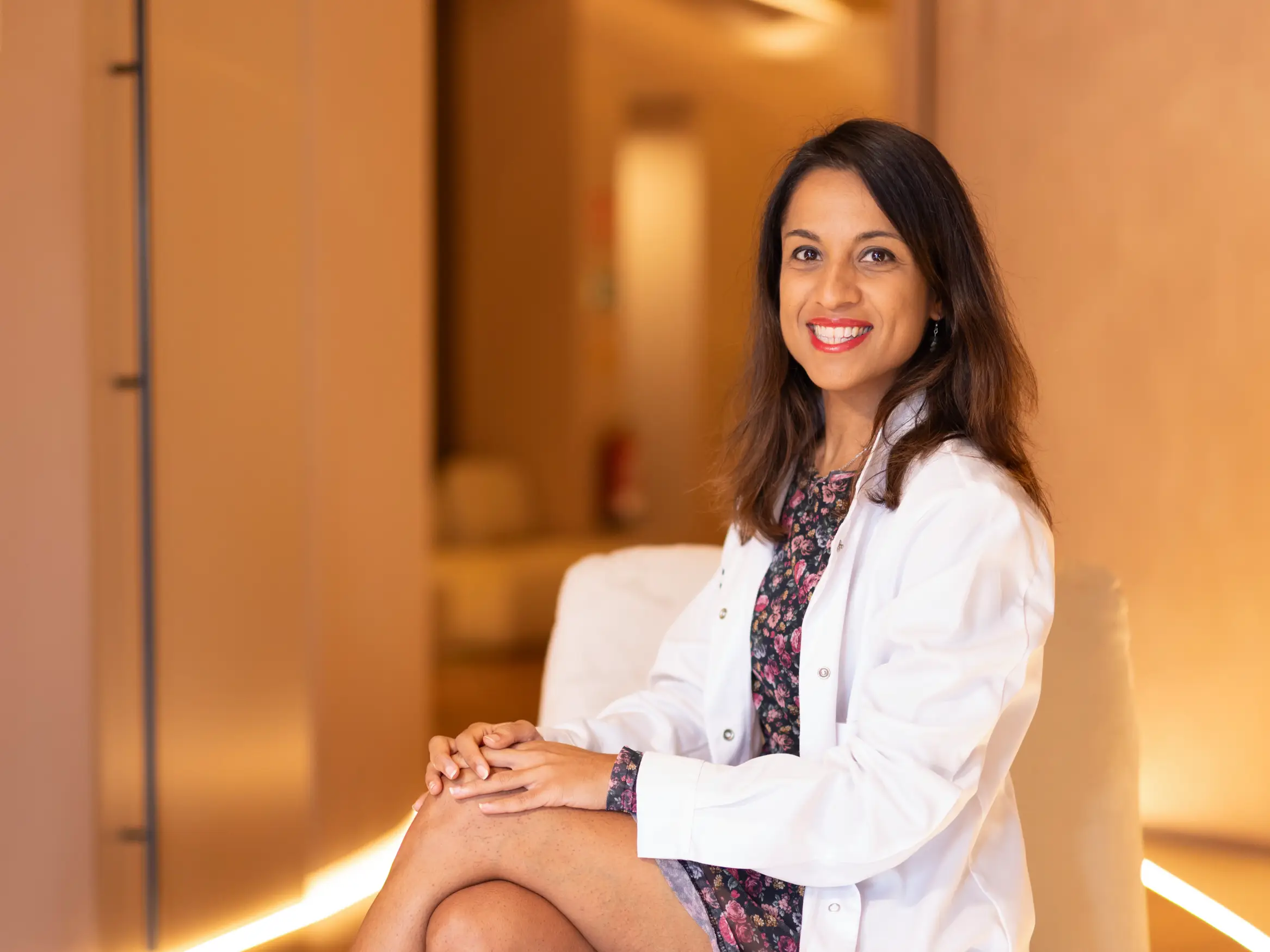 Roshni Peswani sonriendo en su consulta